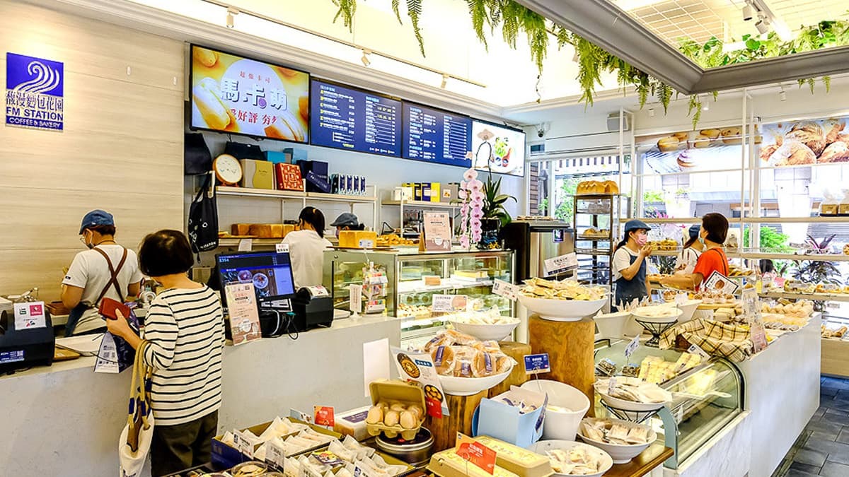 店面是走藍白色系為主的視覺風格。（圖片來源：霸子。食樂拼圖）