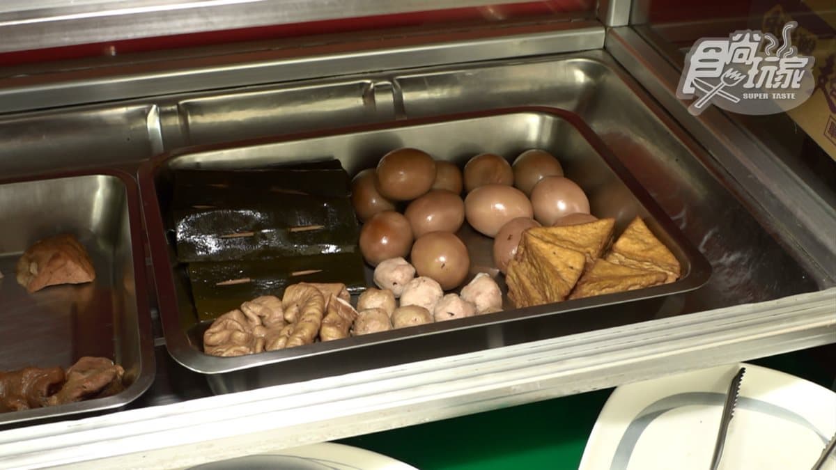 店裡也有賣滷味，現點現切。
