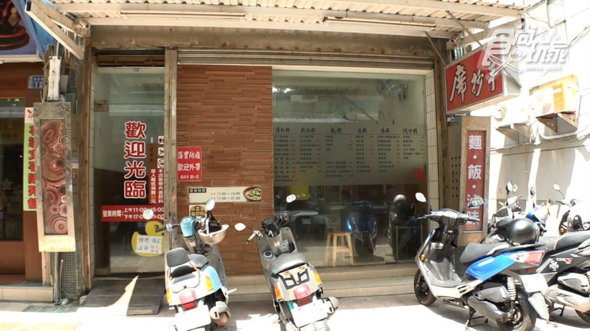 「四川席抄手」是馬公市區有名的小吃店，店外的玻璃上貼有價目表。
