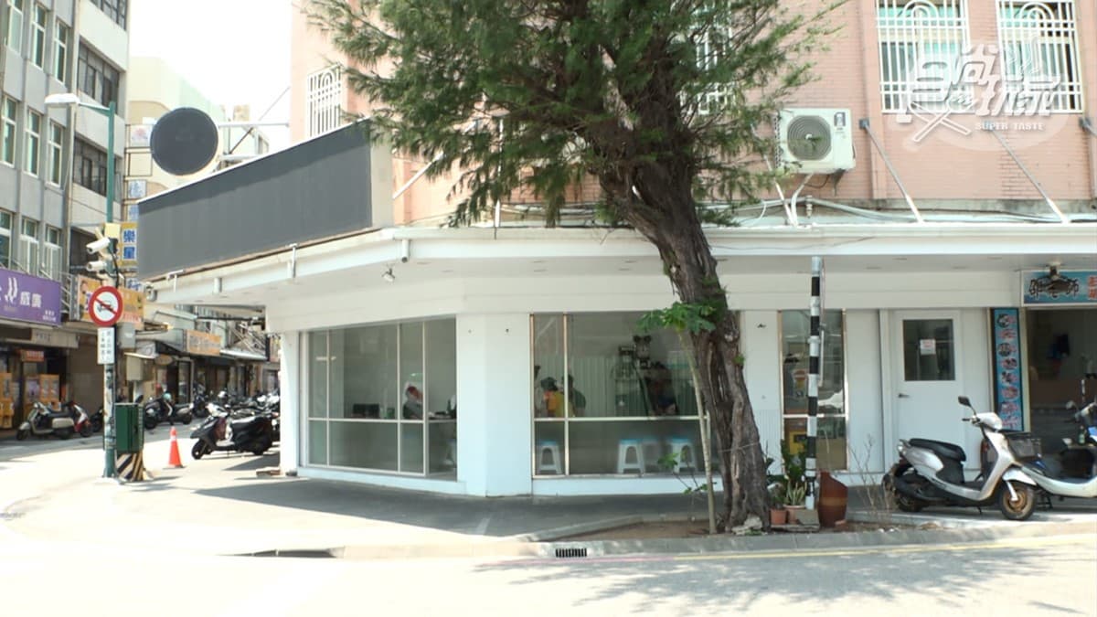 「邵老師」位於澎湖馬公建國路上，一進店就能聞到很香的鍋氣味。