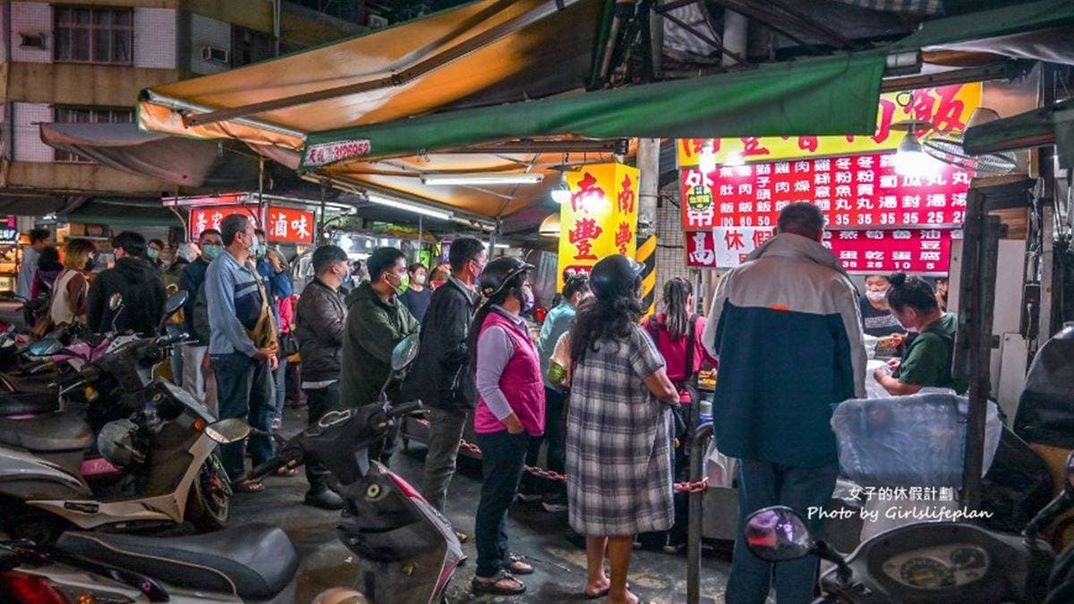 店家從早上賣到凌晨，整天從早餐到宵夜都能吃，排隊人潮相當熱絡。（圖片來源：女子的休假計劃）