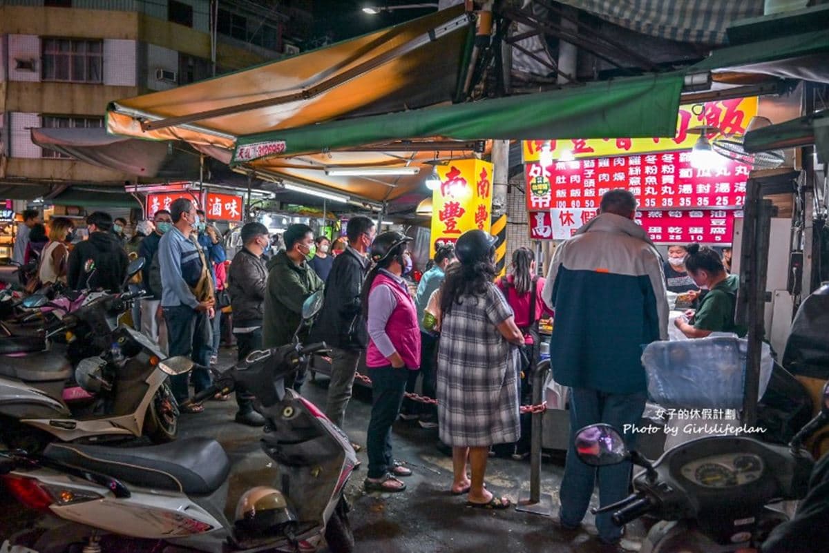 高雄超強排隊宵夜場！「古早味滷肉飯」夜市飄香60年，鹹甜醬汁配酸菜太唰嘴