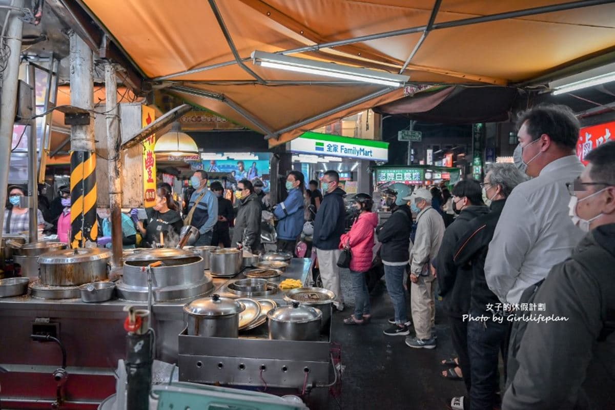 高雄超強排隊宵夜場！「古早味滷肉飯」夜市飄香60年，鹹甜醬汁配酸菜太唰嘴