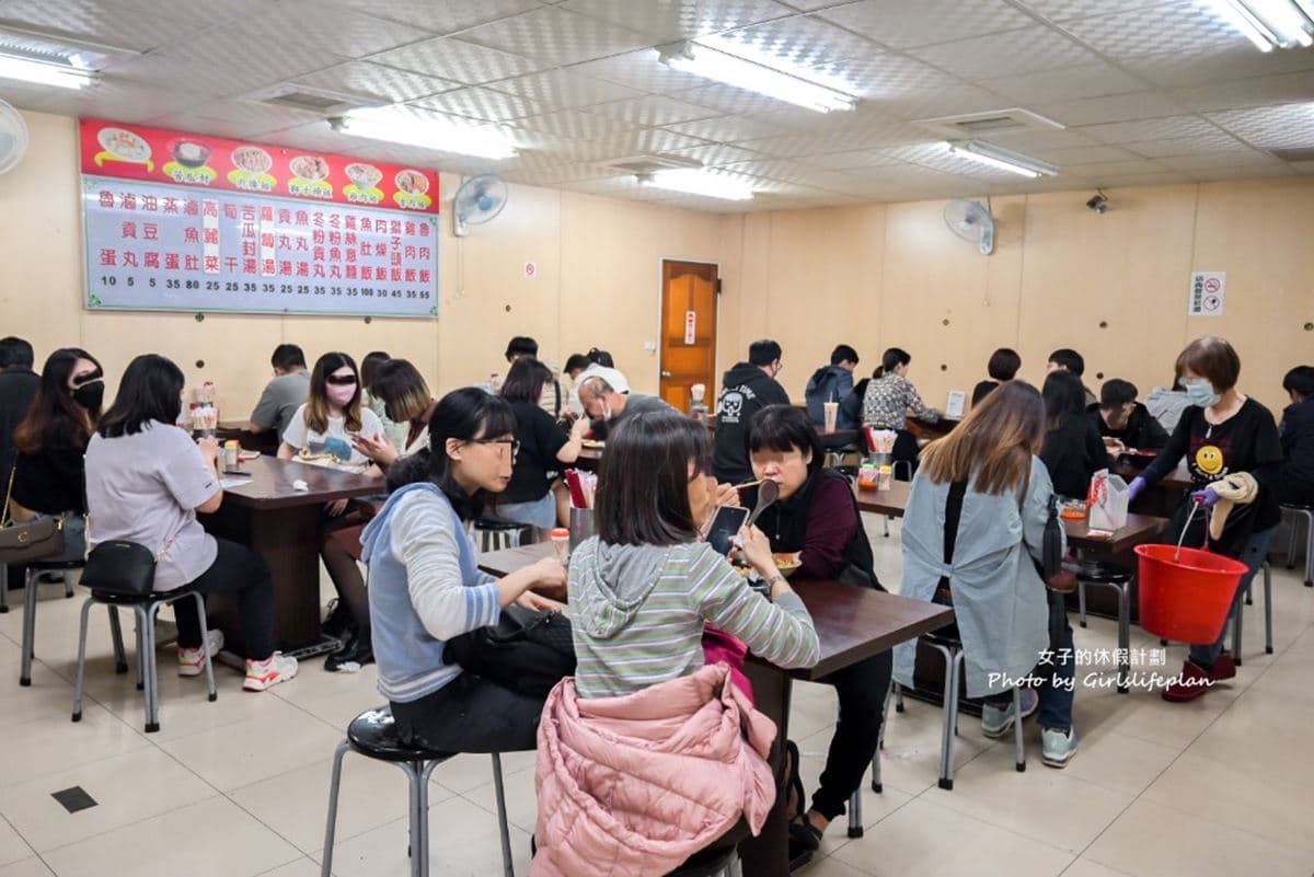 高雄超強排隊宵夜場！「古早味滷肉飯」夜市飄香60年，鹹甜醬汁配酸菜太唰嘴