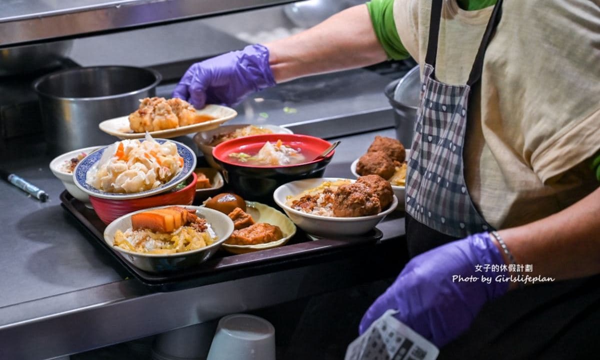 高雄超強排隊宵夜場！「古早味滷肉飯」夜市飄香60年，鹹甜醬汁配酸菜太唰嘴