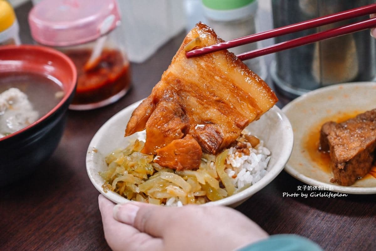 高雄超強排隊宵夜場！「古早味滷肉飯」夜市飄香60年，鹹甜醬汁配酸菜太唰嘴