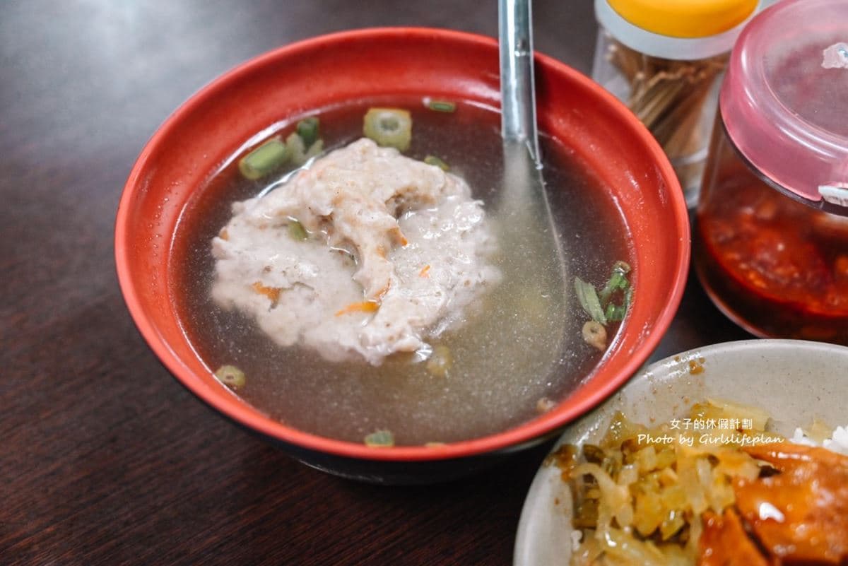 高雄超強排隊宵夜場！「古早味滷肉飯」夜市飄香60年，鹹甜醬汁配酸菜太唰嘴