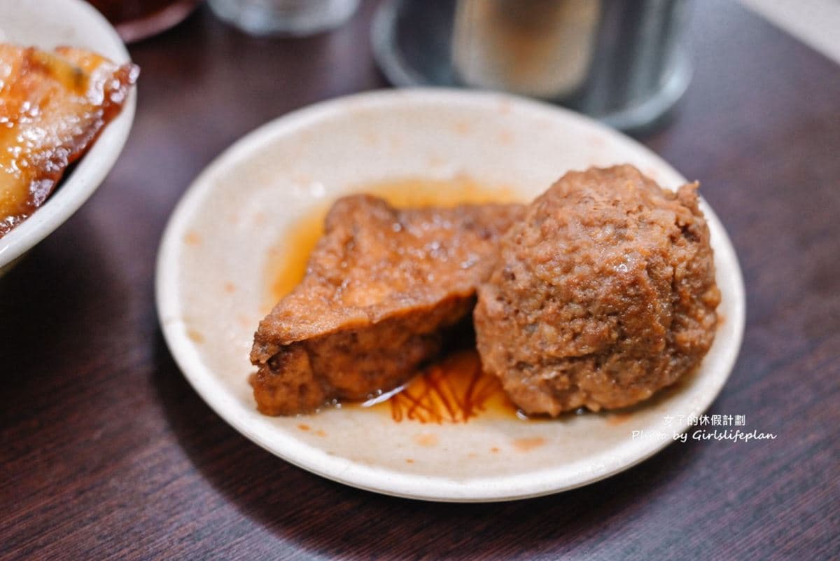 高雄超強排隊宵夜場！「古早味滷肉飯」夜市飄香60年，鹹甜醬汁配酸菜太唰嘴