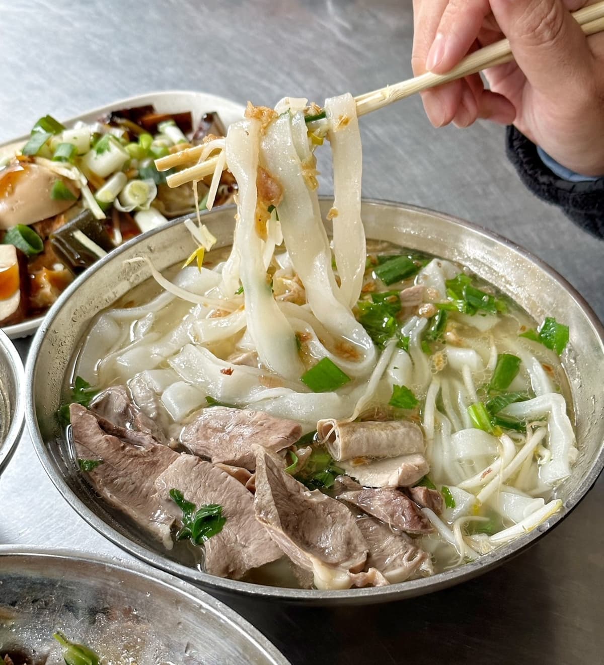 阿嬤怕你吃不飽！隱藏版「客家豬雜麵」料多超大碗，70元銅板價就能吃到撐