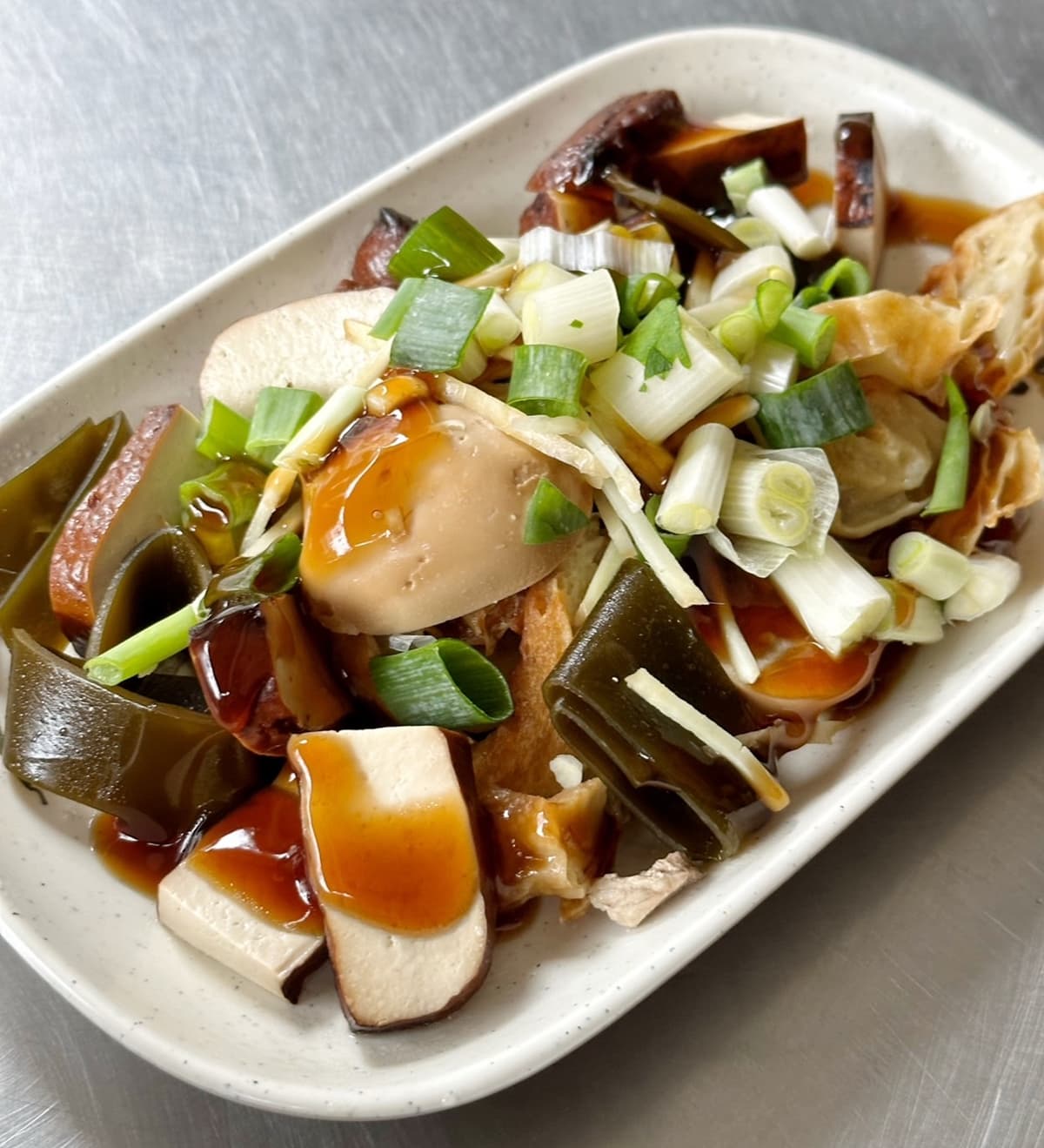 阿嬤怕你吃不飽！隱藏版「客家豬雜麵」料多超大碗，70元銅板價就能吃到撐