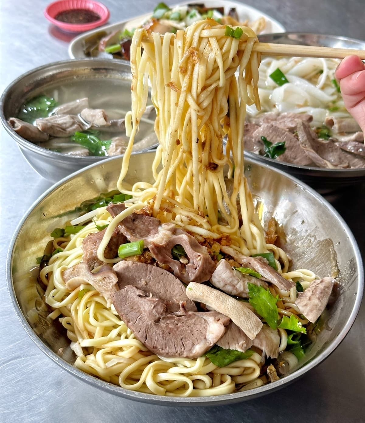 阿嬤怕你吃不飽！隱藏版「客家豬雜麵」料多超大碗，70元銅板價就能吃到撐
