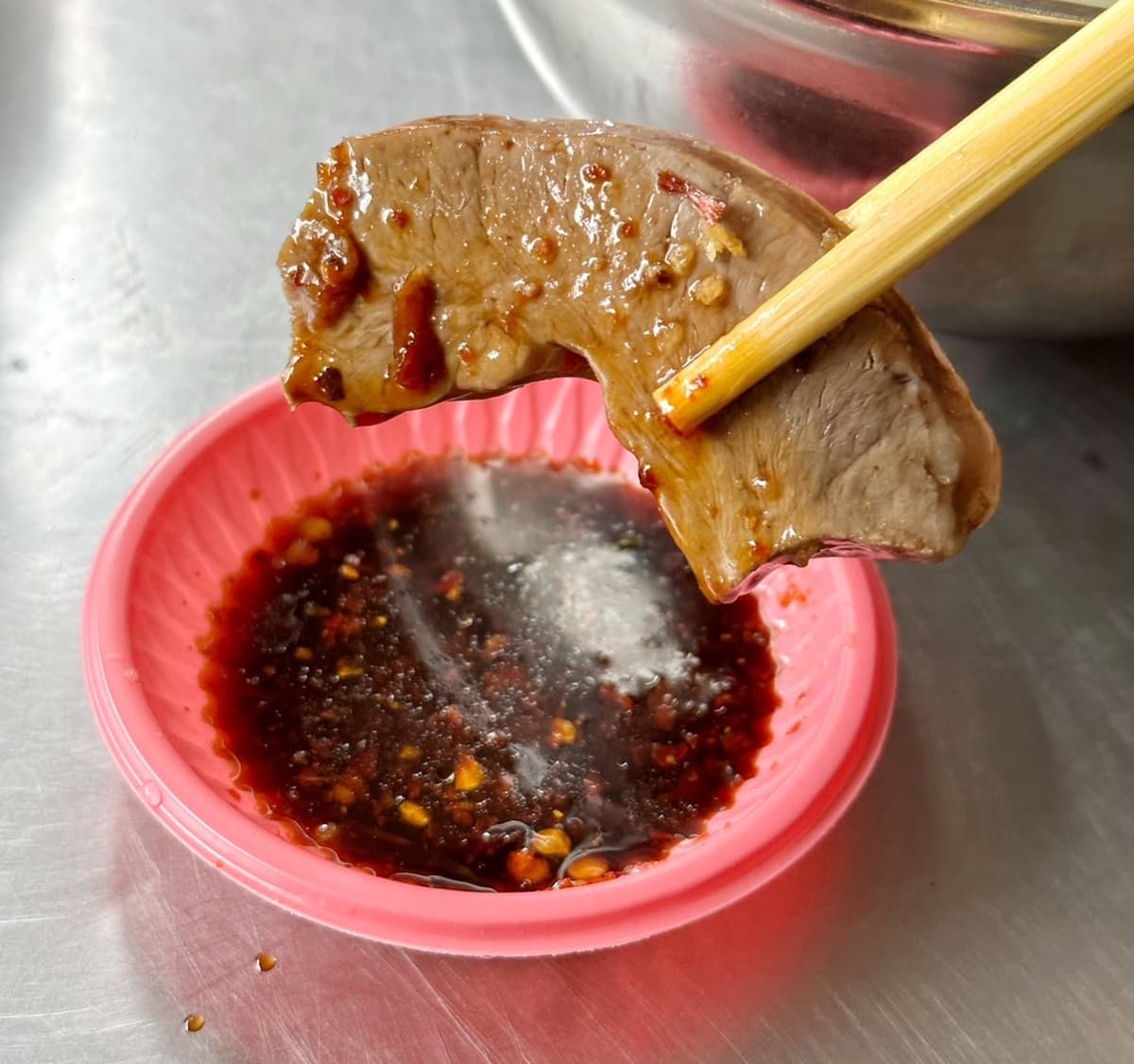 阿嬤怕你吃不飽！隱藏版「客家豬雜麵」料多超大碗，70元銅板價就能吃到撐