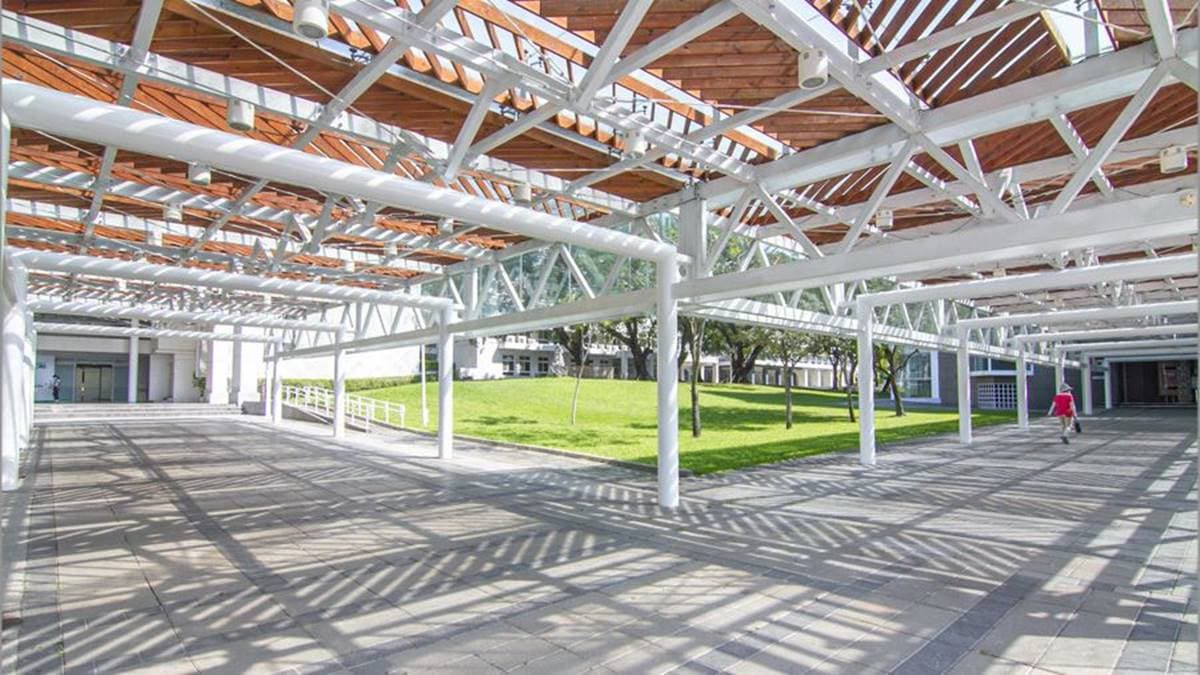 館舍場域間無圍籬特色式開放管理，讓民眾任意遨遊館舍之間。（圖片來源：13’s幸福食光）