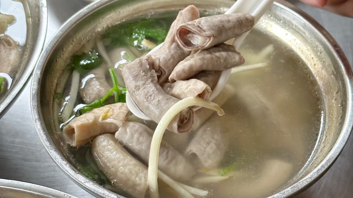 「小腸湯」完全是料比湯還多，喜歡吃小腸的可以點！（圖片來源：阿華田的美食日記）