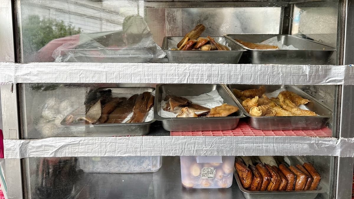 小菜夾了一些滷蛋、海帶、黑豆乾、素雞，滿滿一盤只要銅板價，相當划算。（圖片來源：阿華田的美食日記）