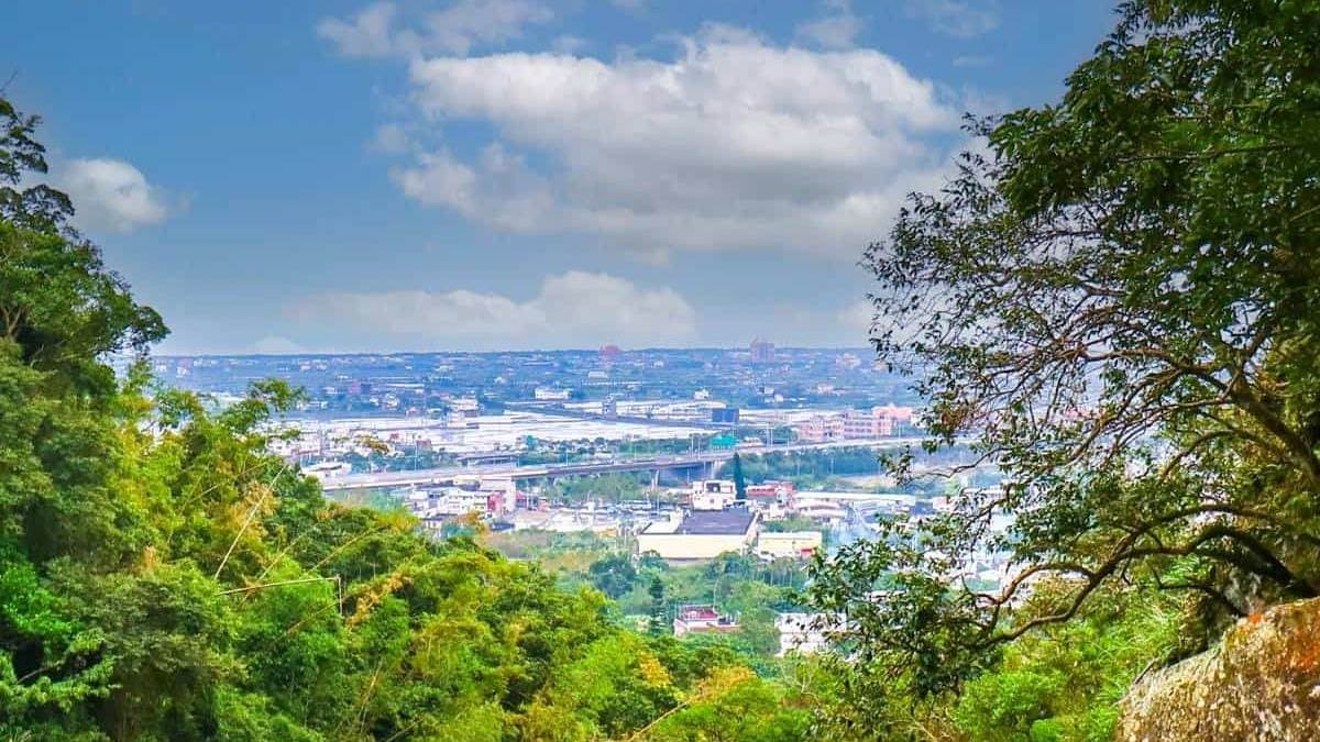 頂端可以看到國道五號高速公路與廣闊蘭陽平原和海岸線。（圖片來源：卡夫卡愛旅行）