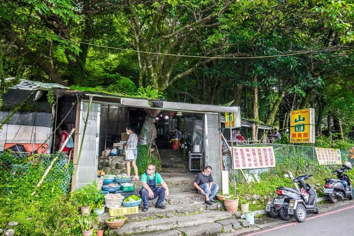 地瓜湯、米粉湯無限吃!陽明山「隱藏版土雞」內行才知,森林浴裡用餐超愜意 地瓜湯、米粉湯無限吃!陽明山「隱藏版土雞」內行才知,森林浴裡用餐超愜意