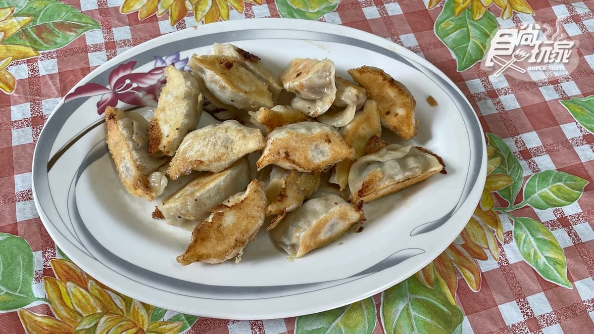 「鍋貼」皮薄餡多，外皮煎得很酥脆。