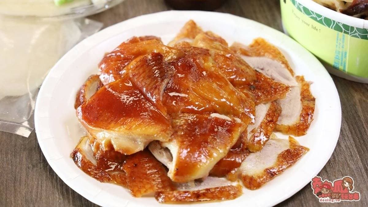 油油亮亮的烤鴨切得很大片，鴨皮超脆、肉質軟綿。（圖片來源：熱血玩台南。跳躍新世界）
