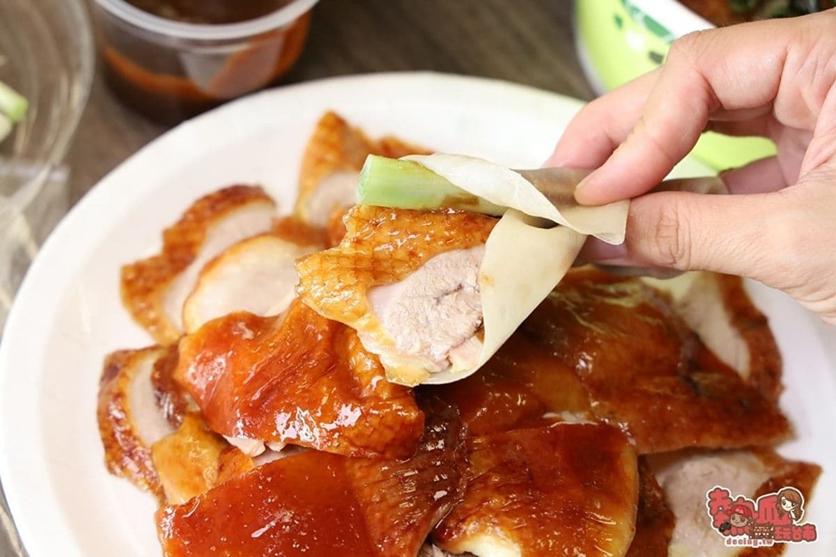 未開門就完售！台南超夯「烤鴨三吃」沒訂吃不到，「火龍果皮片鴨」獨門必嘗