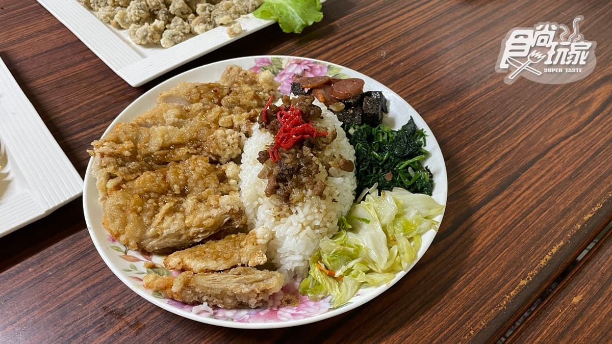 「鄉村雞排飯」有著超厚的雞排，而且炸得很酥脆。