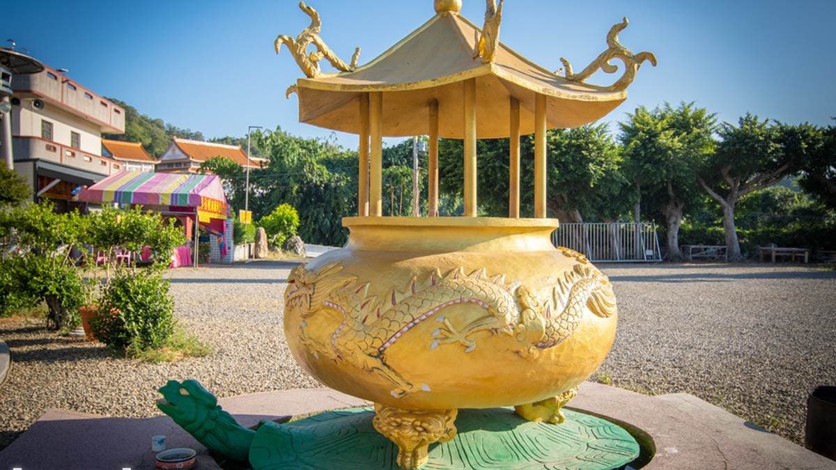 香爐下方還壓著１隻鱉，相當特殊。（圖片來源：那倆人✈玩樂人生）