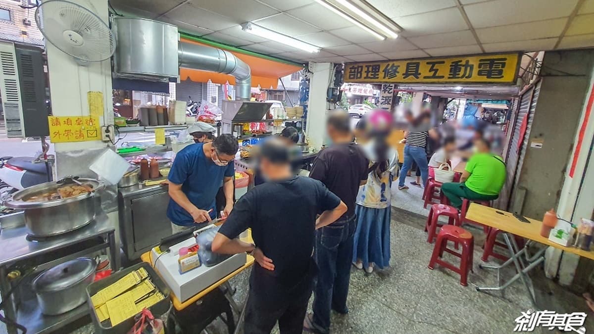 店內座位就擺在騎樓，座位數不多，大約６桌左右。（圖片來源：剎有其食）