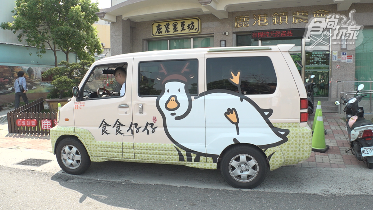 食食仔仔是以餐車的形式販售餐點。