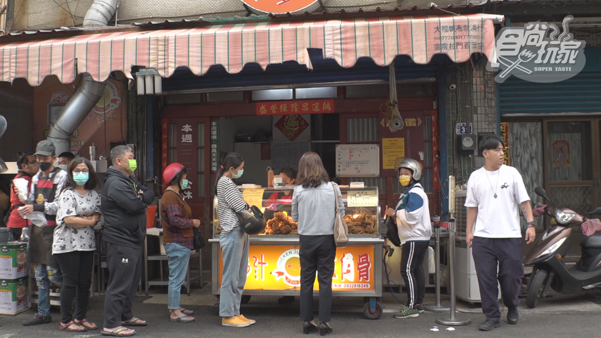 店家門口經常聚集了滿滿的排隊人潮，非常受歡迎。