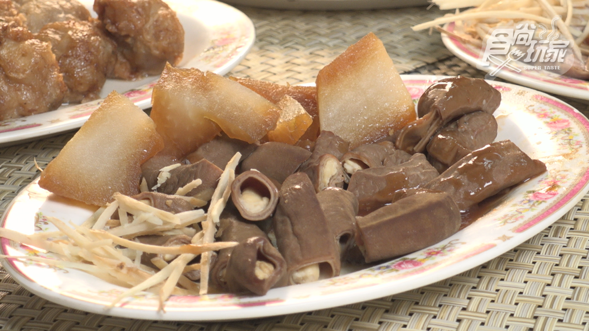 「滷小腸＋菜頭」是人氣小菜之一，食材滷得很入味。