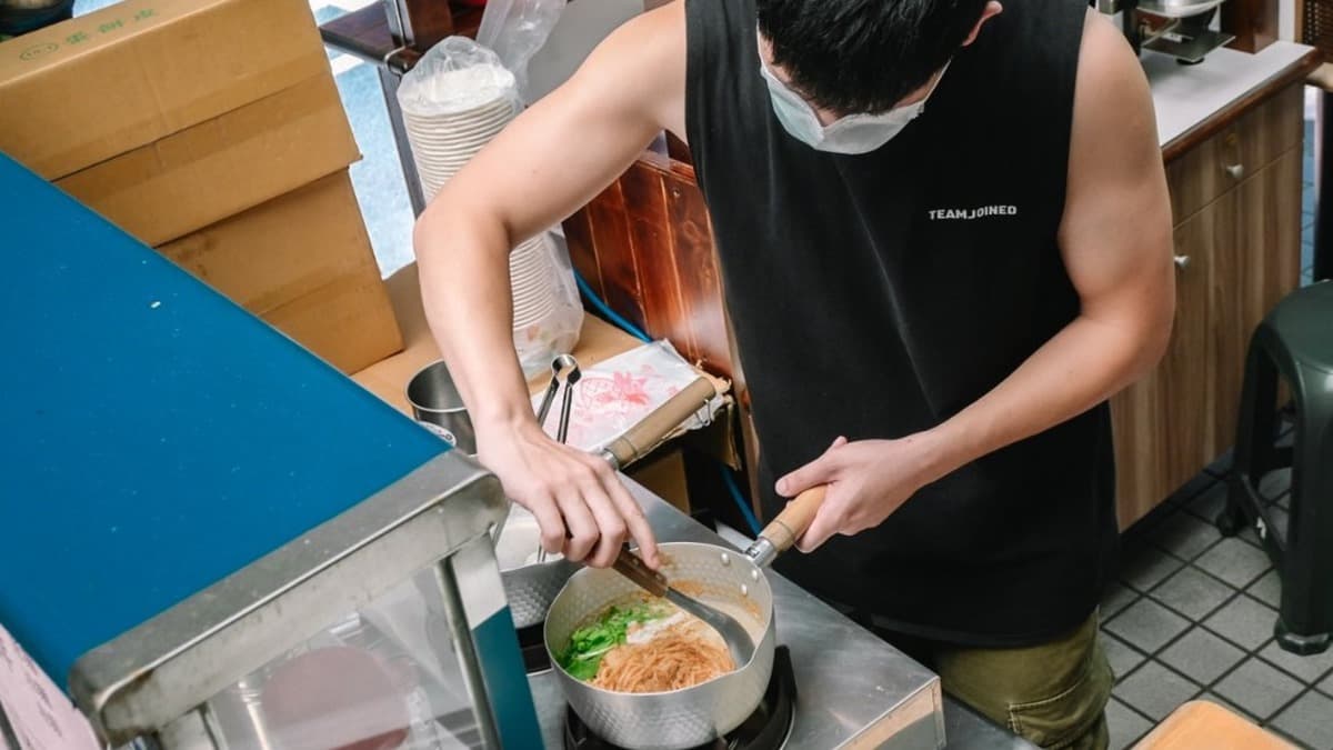 鍋燒系列有６種湯底可選擇，主食也有６種麵條可挑，還能做成粥。（圖片來源：女子的休假計劃）