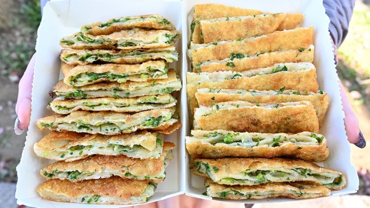蔥油餅趁熱吃非常酥脆，咬下去還會卡滋卡滋的。（圖片來源：糖糖‘s享食生活）