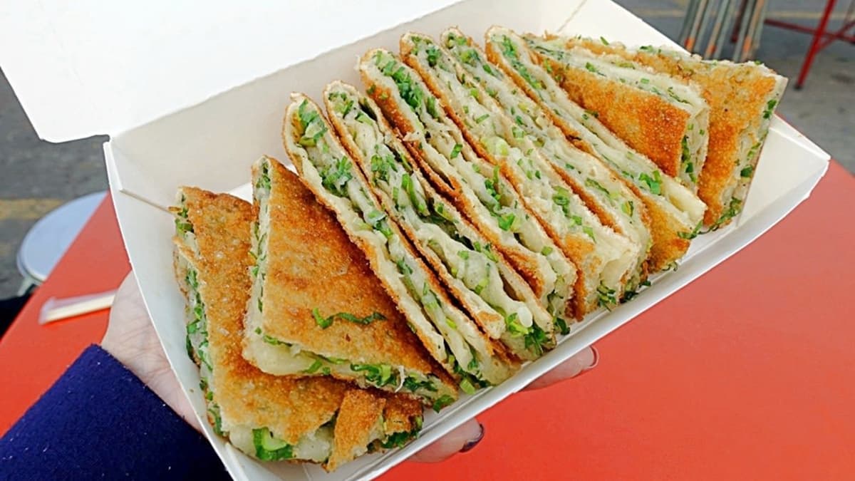 蔥油餅裡頭的蔥超多，每一口都帶著濃濃的蔥香味。（圖片來源：水晶安蹄不務正業過生活）