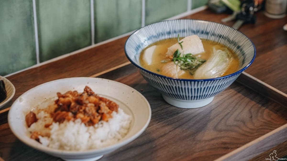 「雞湯套餐」還附有１碗滷肉飯。（圖片來源：土土少女長肉日記）