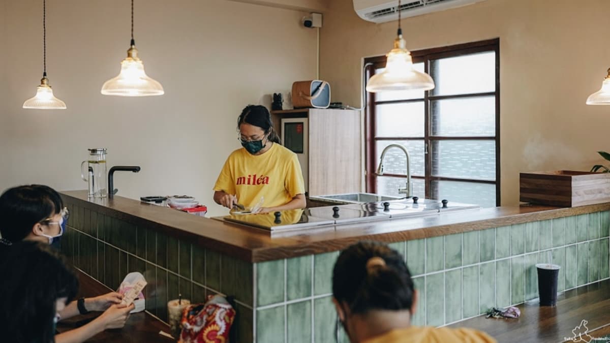 店內設計簡約中又帶有懷舊風格，整體來說溫馨感十足。（圖片來源：土土少女長肉日記）