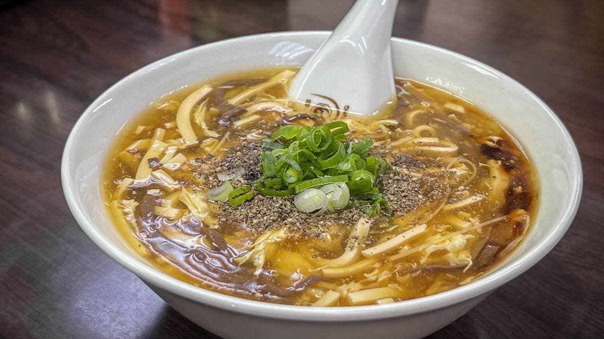 「酸辣湯」配料算是給得很大方，口味也清爽。（圖片來源：大手牽小手。玩樂趣）