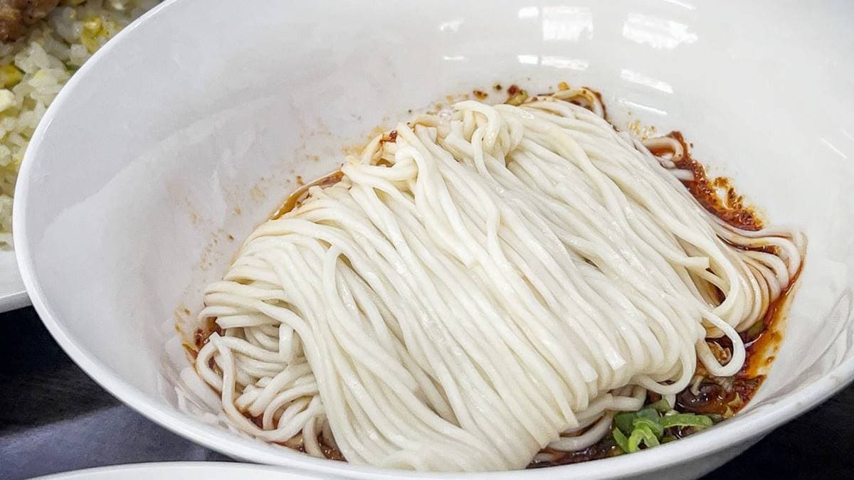 「紅油燃麵」很容易拌開又會吸附醬汁，辣醬處理得很好！（圖片來源：大手牽小手。玩樂趣）
