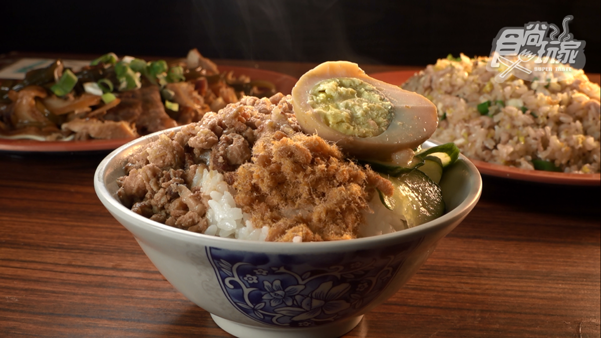 肉燥飯包含小菜、魚鬆、肉燥和滷蛋。