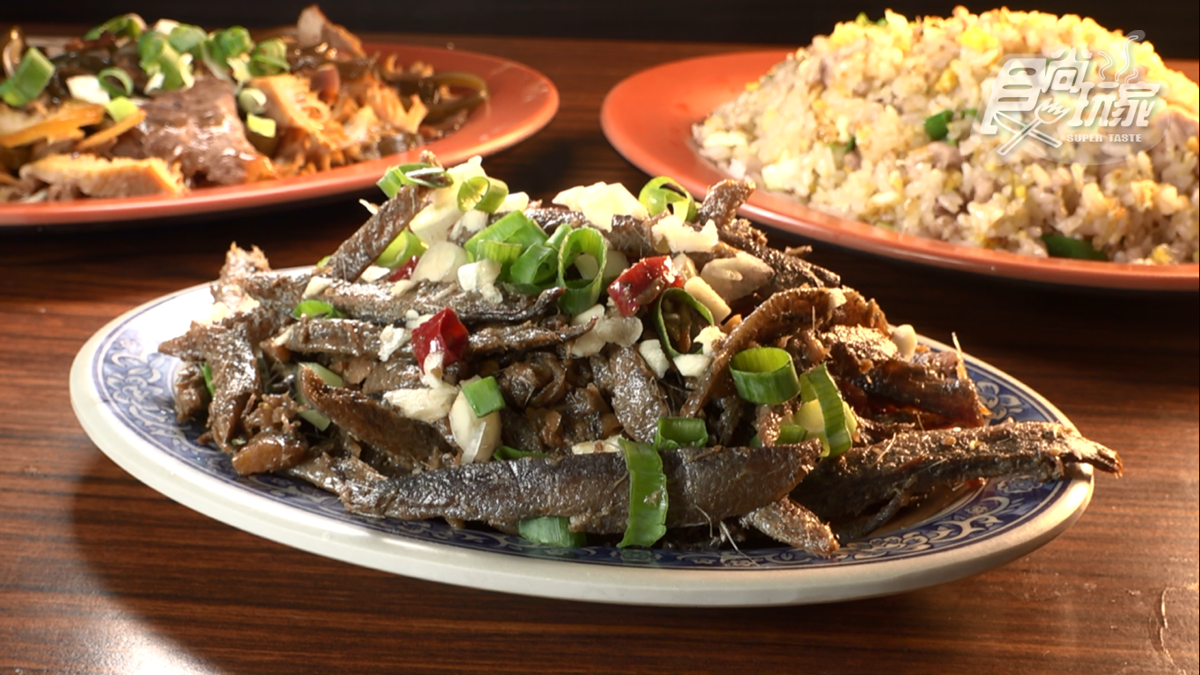 「臭肉魚」很適合搭配啤酒一起食用，有豆豉的甜味。