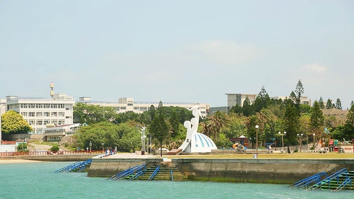 在橋上還可以遠眺觀音亭園區，景色很優美。（圖片來源：熱血玩台南。跳躍新世界）