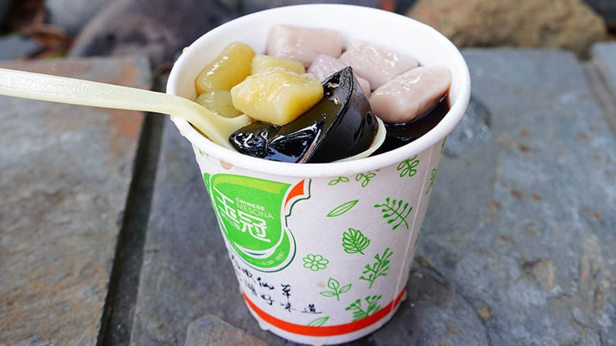 仙草凍沒有苦澀感，取而代之的是入口即化的圓滑。（圖片來源：披著虎皮的貓）