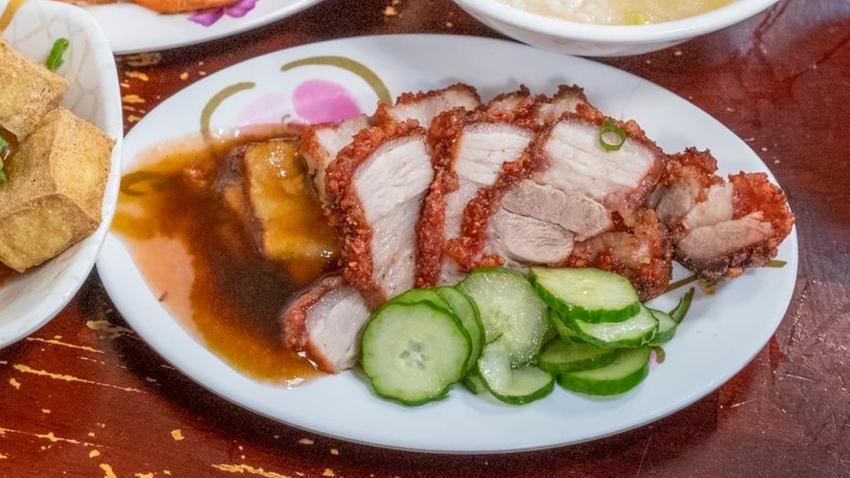 紅燒肉是店內最熱門的小菜，外皮炸得酥脆，吃起來超唰嘴。（圖片來源：算命的說我很愛吃）