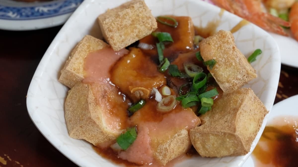 炸豆腐酥脆鬆軟，配上醬油膏和米醬，完全就是白飯殺手。（圖片來源：算命的說我很愛吃）