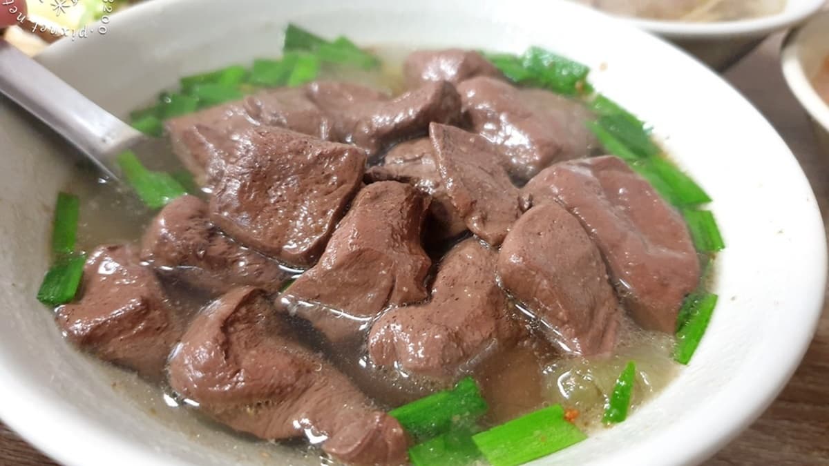 豬血湯料給得很滿，豬血有入味還很多汁。（圖片來源：米寶麻幸福滿載）