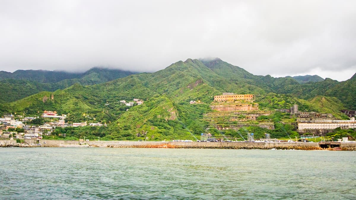 藍天白雲下的十三層遺址，因無法靠近而有著濃濃的神祕感。（圖片來源：史努比遊樂園）