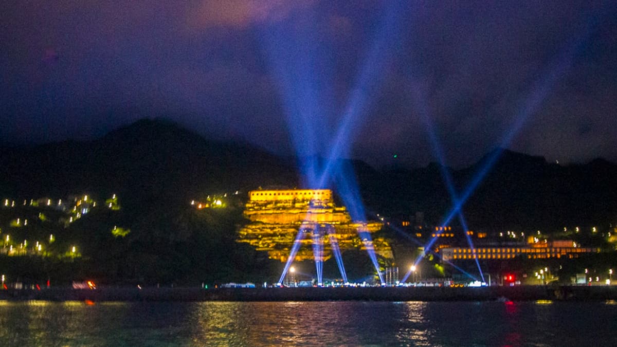 可以搭船從不同的角度欣賞到象鼻岩、酋長岩，以及十三層遺址點燈的美景。（圖片來源：史努比遊樂園）