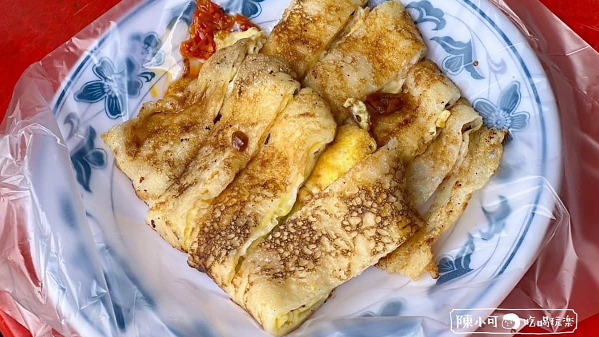 粉嫩的滑溜蛋餅皮，來這邊點鍋貼加蛋餅剛好。（圖片來源：陳小可的吃喝玩樂）