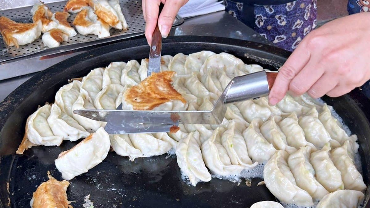 前面１個大鍋負責招牌黃金鍋貼，常常很快就售完了。（圖片來源：陳小可的吃喝玩樂）