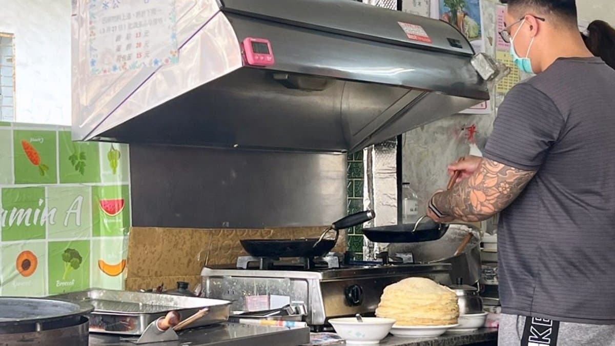 粉漿蛋餅是店家自製，現場做好放在旁邊放涼。（圖片來源：陳小可的吃喝玩樂）