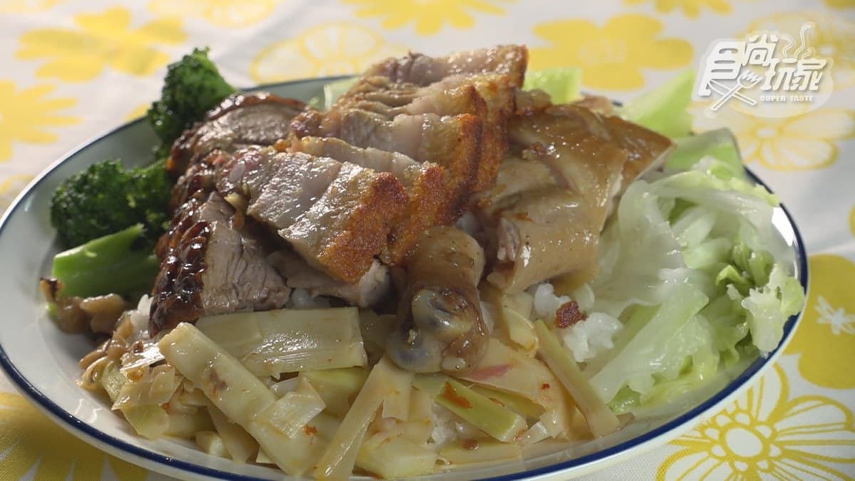 三寶飯是店內招牌，不只主菜好吃，配菜也完全不馬虎。